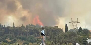 Alldaynews.gr Ανεξέλεγκτη η φωτιά στην Πάτρα: Καίει πολύ κοντά σε σπίτια – Εκκενώνονται η περιοχή Γηροκομειό, το Καραμανδάνειο και 2 ιδρύματα