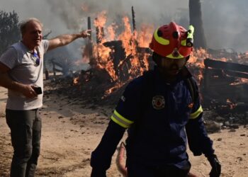 Φωτιά στη Σταμάτα: Καταγγελία για εμπρηστή ντυμένο πυροσβέστη που πετούσε γκαζάκια