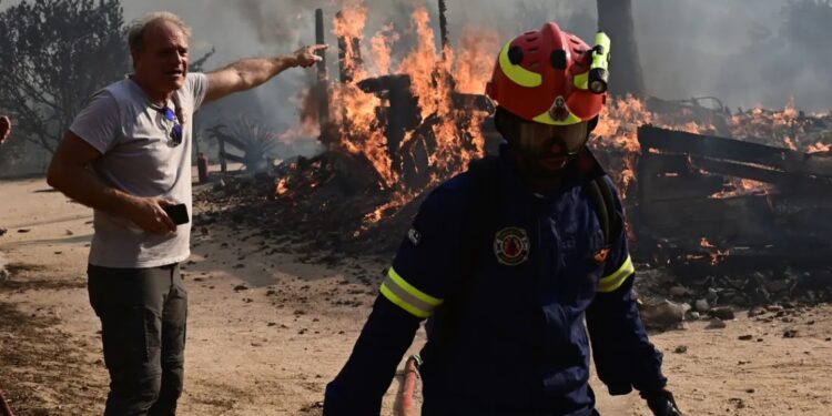 Alldaynews.gr Φωτιά στη Σταμάτα: Καταγγελία για εμπρηστή ντυμένο πυροσβέστη που πετούσε γκαζάκια