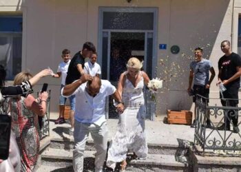 Viral γάμος: Πέταξαν στο νεόνυμφο ζευγάρι μακαρονάκι κοφτό και σκυλοτροφή