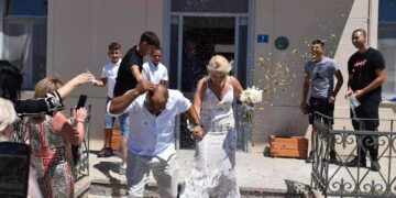 Viral γάμος: Πέταξαν στο νεόνυμφο ζευγάρι μακαρονάκι κοφτό και σκυλοτροφή