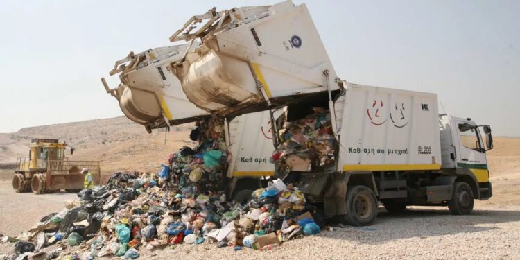 Alldaynews.gr Φρικτό εργατικό δυστύχημα στον ΧΥΤΑ Φυλής – Νεκρός οδηγός απορριμματοφόρου