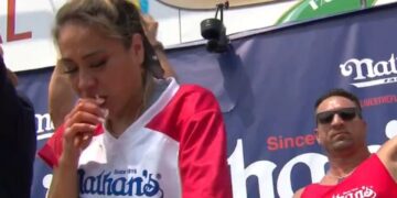 Alldaynews.gr Έφαγε 51 χοτ ντογκ σε διαγωνισμό και ξαναέγινε πρωταθλήτρια