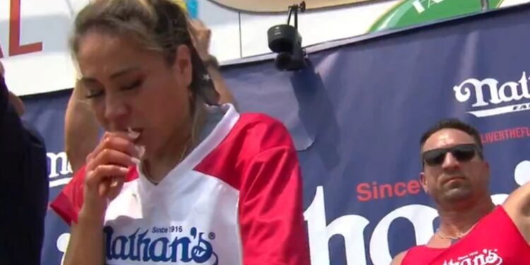 Alldaynews.gr Έφαγε 51 χοτ ντογκ σε διαγωνισμό και ξαναέγινε πρωταθλήτρια