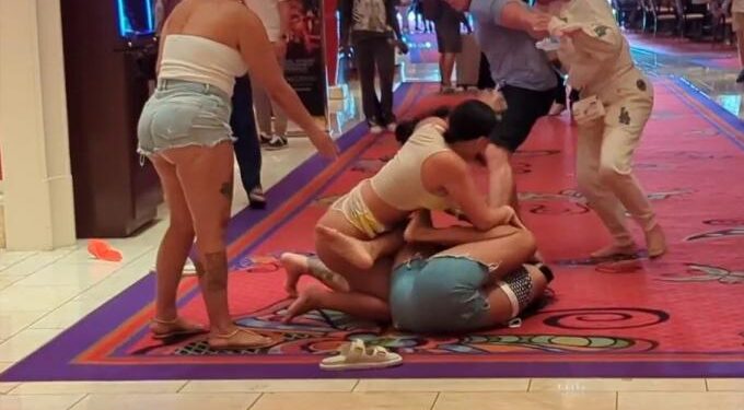 Έπεσαν μπουνιές στο καζίνο Λουτρακίου μετά από ένα «άντε γ@@@σου» – Εργαζόμενη κατέληξε στο νοσοκομείο