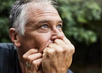 Τέταρτη γυναίκα που φέρνω στο σπίτι για σοβαρό σκοπό και η μάνα μου δεν εγκρίνει ούτε κι αυτή. Μού φαίνεται τώρα που έκλεισα τα 54 θα σηκωθώ να φύγω από το σπίτι