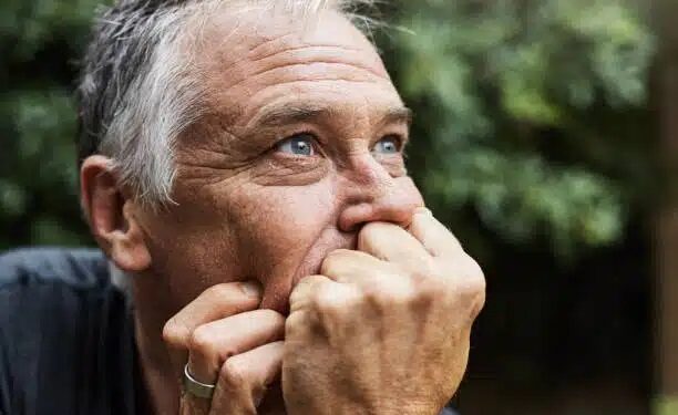 Alldaynews.gr Τέταρτη γυναίκα που φέρνω στο σπίτι για σοβαρό σκοπό και η μάνα μου δεν εγκρίνει ούτε κι αυτή. Μού φαίνεται τώρα που έκλεισα τα 54 θα σηκωθώ να φύγω από το σπίτι