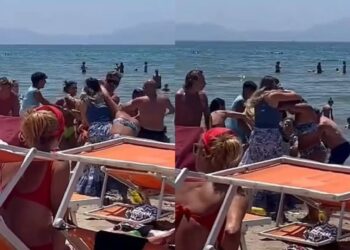 Απίστευτο σκηνικό: Γυναίκες πλακώθηκαν στο ξύλο σε παραλία για μια ξαπλώστρα