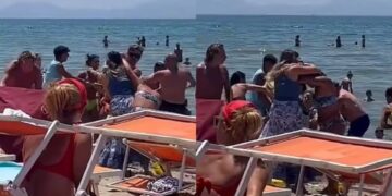 Alldaynews.gr Απίστευτο σκηνικό: Γυναίκες πλακώθηκαν στο ξύλο σε παραλία για μια ξαπλώστρα