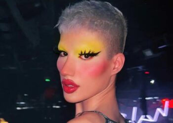 Τέταρτη γυναίκα που φέρνω στο σπίτι για σοβαρό σκοπό και η μάνα μου δεν εγκρίνει ούτε κι αυτή. Μού φαίνεται τώρα που έκλεισα τα 54 θα σηκωθώ να φύγω από το σπίτι