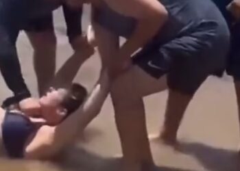 Τρόμος σε παραλία, καρχαρίας επιτέθηκε και τραυμάτισε τέσσερα άτομα