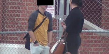 Χειροπέδες σε καθηγήτρια που διατηρούσε σχέσεις με δύο μαθητές της και έμεινε έγκυος