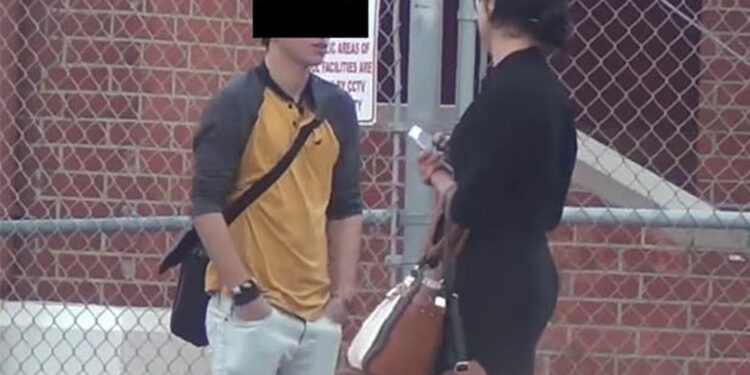 Χειροπέδες σε καθηγήτρια που διατηρούσε σχέσεις με δύο μαθητές της και έμεινε έγκυος