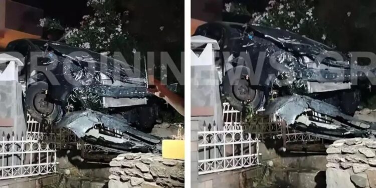 Alldaynews.gr Τροχαίο ατύχημα σοκ: Αυτοκίνητο έπεσε από ύψος 20 μέτρων και βρέθηκε σε αυλή σπιτιού (φωτο)