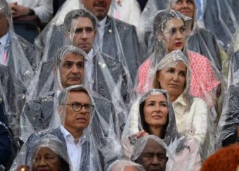 Ο Κυριάκος Μητσοτάκης και η Μαρέβα στην τελετή έναρξης των Ολυμπιακών Αγώνων με νάιλον λόγω της βροχής