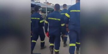 Κάτοικοι της Κω υποδέχονται τους πυροσβέστες με χειροκροτήματα – Συγκινητικό βίντεο