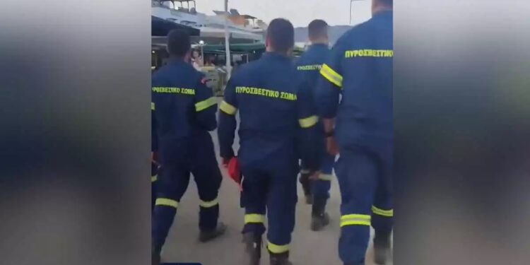 Κάτοικοι της Κω υποδέχονται τους πυροσβέστες με χειροκροτήματα – Συγκινητικό βίντεο