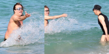 Παιχνίδια στο νερό: Πιάστηκαν «στα πράσα» Τρύφωνας Σαμαράς & Βασίλειος Κωστέτσος μαζί στην παραλία