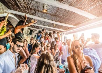 «Σάστισαν« οι σερβιτόροι: Πασίγνωστος ηθοποιός πήγε στη Μύκονο για τα γενέθλιά του και άφησε φιλοδώρημα πολλά χιλιάρικα