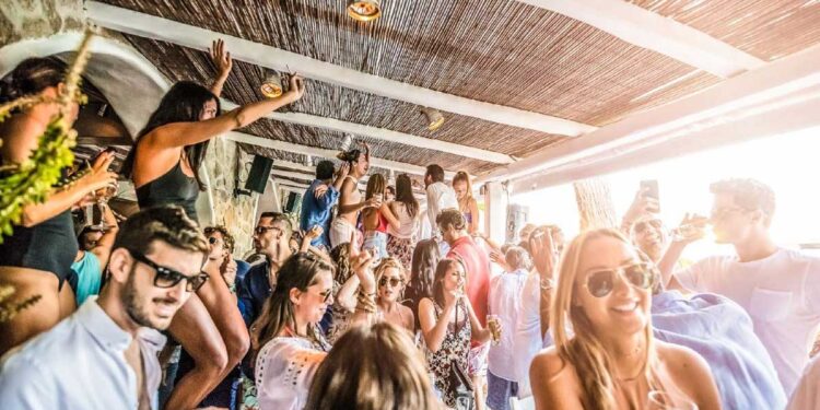 Alldaynews.gr «Σάστισαν« οι σερβιτόροι: Πασίγνωστος ηθοποιός πήγε στη Μύκονο για τα γενέθλιά του και άφησε φιλοδώρημα πολλά χιλιάρικα