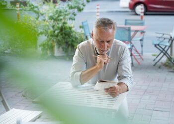«Ήμουν σε ένα μικρό καφέ. Τον είδα να κάθεται μόνος και να γράφει κάτι σε ένα παλιό σημειωματάριο»