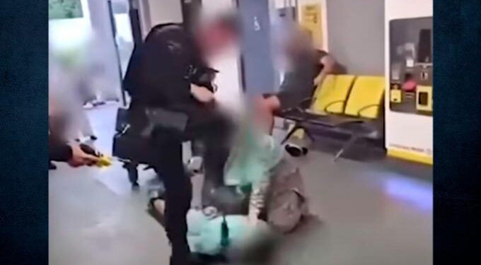 Alldaynews.gr Σάλος από τον άγριο ξυλοδαρμό άνδρα από αστυνομικό – Του έριξε γονατιά στο κεφάλι (video)