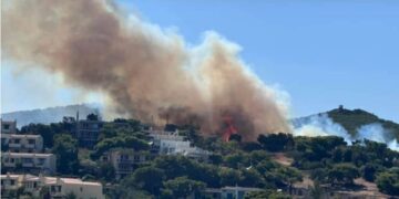 Alldaynews.gr Μεγάλη φωτιά τώρα στο Λαύριο: Σημαντική κινητοποίηση, εκκενώσεις κατασκηνώσεων