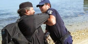 Alldaynews.gr Πολιορκείται από ένοπλες αστυνομικές δυνάμεις η ιστορική Μονή Εσφιγμένου με τους 118 υπέργηρους μοναχούς