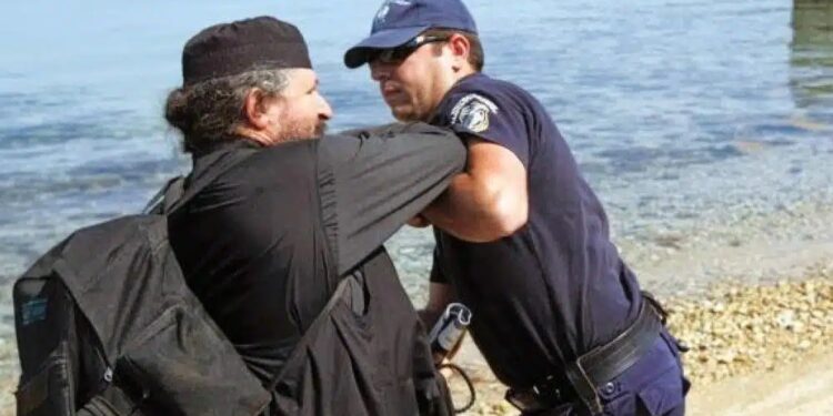 Alldaynews.gr Πολιορκείται από ένοπλες αστυνομικές δυνάμεις η ιστορική Μονή Εσφιγμένου με τους 118 υπέργηρους μοναχούς