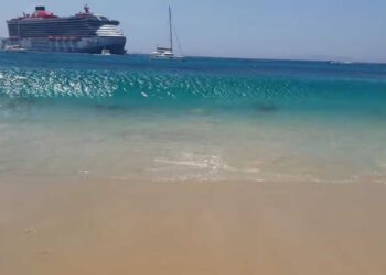 Πλοίο της Fast Ferries «σήκωσε» μεγάλα κύματα σε παραλία – Δύο τραυματίες, συνελήφθη ο πλοίαρχος