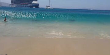 Πλοίο της Fast Ferries «σήκωσε» μεγάλα κύματα σε παραλία – Δύο τραυματίες, συνελήφθη ο πλοίαρχος