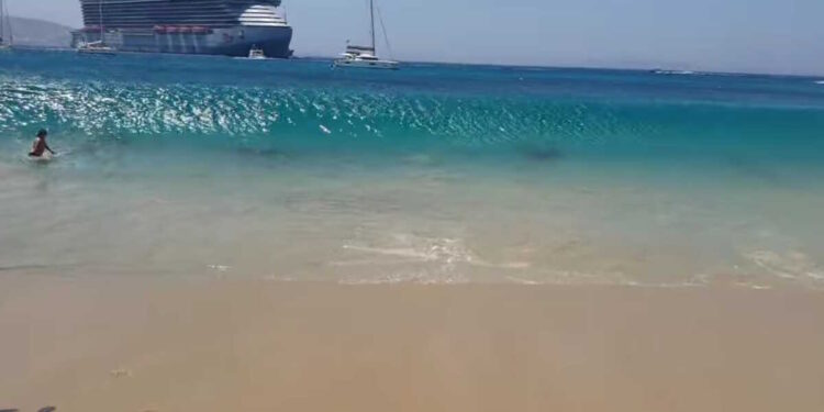 Πλοίο της Fast Ferries «σήκωσε» μεγάλα κύματα σε παραλία – Δύο τραυματίες, συνελήφθη ο πλοίαρχος