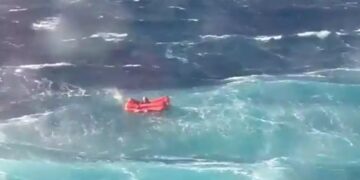 Θρίλερ με ναυαγό σε σωστική λέμβο μεταξύ Τήνου – Μυκόνου – Δείτε Βίντεο