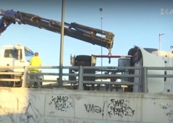 Alldaynews.gr Ανατροπή νταλίκας στη λεωφόρο Κηφισού για Πέτρου Ράλλη: Έφυγε τρέχοντας ο οδηγός (video)