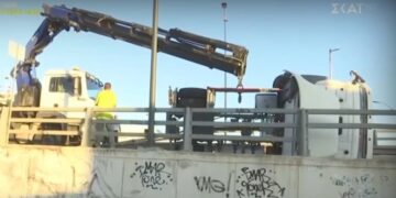 Alldaynews.gr Ανατροπή νταλίκας στη λεωφόρο Κηφισού για Πέτρου Ράλλη: Έφυγε τρέχοντας ο οδηγός (video)