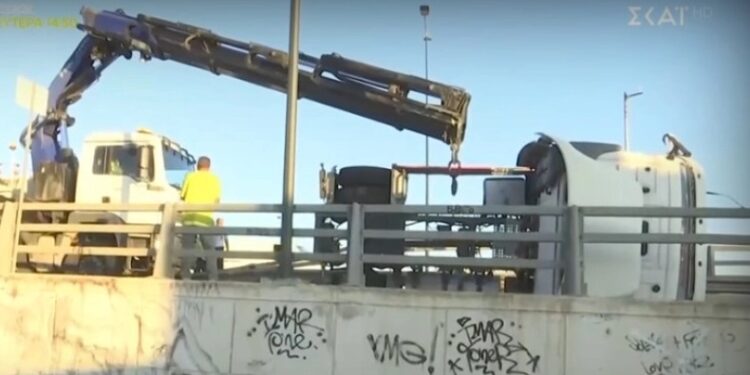 Alldaynews.gr Ανατροπή νταλίκας στη λεωφόρο Κηφισού για Πέτρου Ράλλη: Έφυγε τρέχοντας ο οδηγός (video)