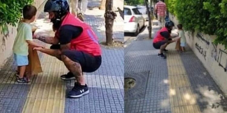 Alldaynews.gr Οι αληθινοί ήρωες βρίσκονται ανάμεσά μας: Ντελιβεράς στην Αθήνα βρήκε και παρέδωσε το μικρό αγοράκι στους γονείς του