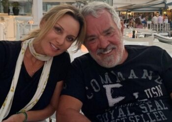 Αληθινή, αγαπημένη οικογένεια: Η Πέγκυ Ζήνα αγκαλιά με τον Γιώργο Λύρα και το σκυλάκι τους στις διακοπές τους