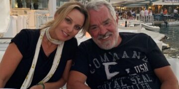 Alldaynews.gr Αληθινή, αγαπημένη οικογένεια: Η Πέγκυ Ζήνα αγκαλιά με τον Γιώργο Λύρα και το σκυλάκι τους στις διακοπές τους