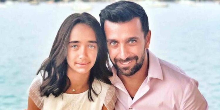 «Πλέει» σε πελάγη ευτυχίας ο Θάνος Πετρέλης: Η κούκλα κόρη του πέρασε στην Σχολή που ήθελε