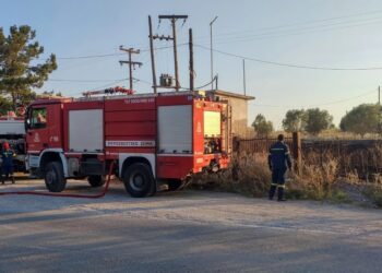 Από έκρηξη μετασχηματιστή εκτιμάται πως ξεκίνησε η φωτιά στον Τρίλοφο: Ζημιές σε δύο σπίτια- Σε επιφυλακή η πυροσβεστική για αναζωπυρώσεις