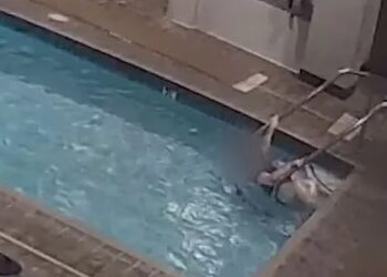 Γυναίκα πνίγεται στην πισίνα & δεν την βοηθάει κανείς – Πάλευε 25 λεπτά για να σωθεί