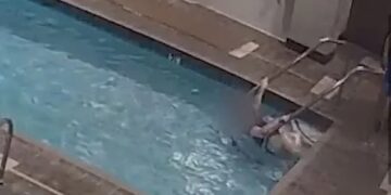 Γυναίκα πνίγεται στην πισίνα & δεν την βοηθάει κανείς – Πάλευε 25 λεπτά για να σωθεί