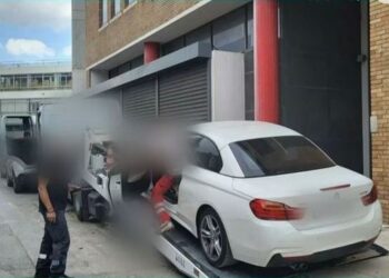 Τροχαίο ατύχημα για την Δέσποινα Μοιραράκη – Λιποθύμησε και πήρε παραμάζωμα μηχανάκια και αυτοκίνητο (video)