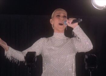 Ολυμπιακοί Αγώνες 2024: Η εμφάνιση της Σελίν Ντιόν στην τελετή έναρξης από τον Πύργο του Άιφελ μετά τη διάγνωση με σπάνιο σύνδρομο