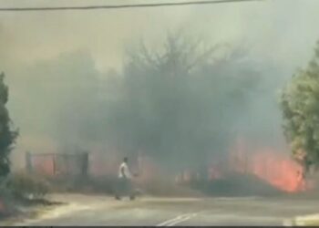 Nέα μεγάλη φωτιά στη Θεσσαλονίκη – Καίγονται σπίτια, απομακρύνονται άνθρωποι