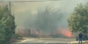 Nέα μεγάλη φωτιά στη Θεσσαλονίκη – Καίγονται σπίτια, απομακρύνονται άνθρωποι