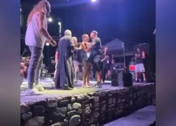 Χαμός σε συναυλία του Εισβολέα, του Μάλαμα & της Καραπατάκη: Ανέβηκε ιερέας στη σκηνή – «Αναστασία θέλεις να γίνεις γυναίκα μου;» (video)