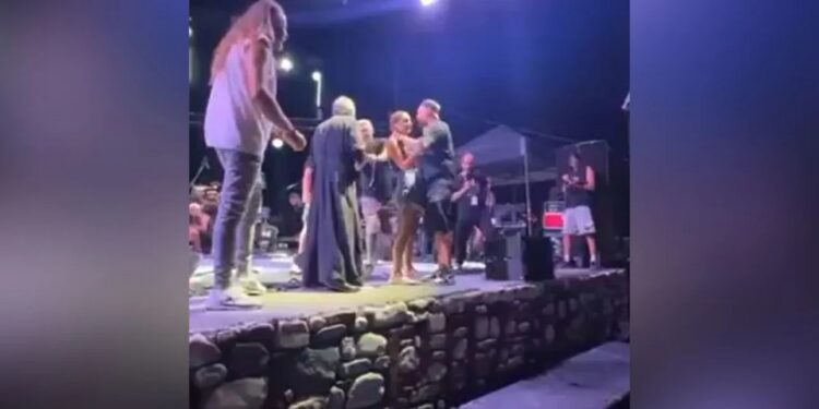 Χαμός σε συναυλία του Εισβολέα, του Μάλαμα & της Καραπατάκη: Ανέβηκε ιερέας στη σκηνή – «Αναστασία θέλεις να γίνεις γυναίκα μου;» (video)
