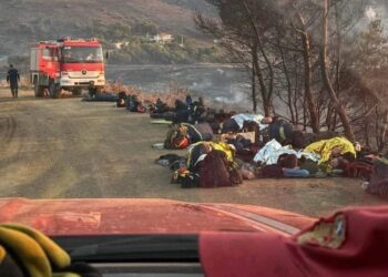 Alldaynews.gr Φωτιά στην Κερατέα: Εξαντλημένοι πυροσβέστες ξαπλώνουν στο «καυτό» χώμα για να ξεκουραστούν – Συγκλονιστική φωτογραφία